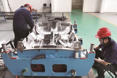 工人在南通力威機(jī)械生產(chǎn)車(chē)間忙碌